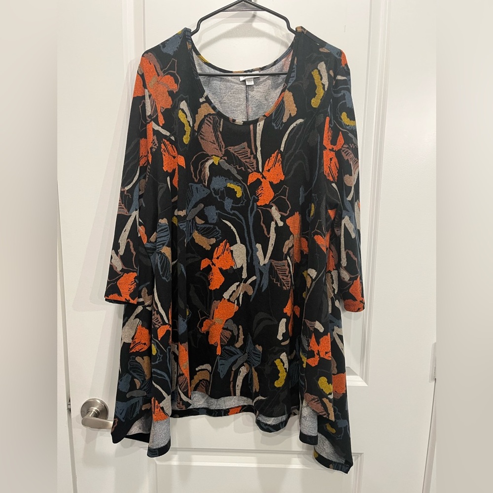 Beautiful light weight 3/4 sleeve swing top sweater